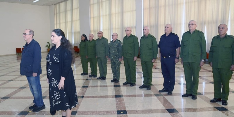 Silvio recibe el AKM que pidió: como él, millones de cubanos no le fallarán a la Patria