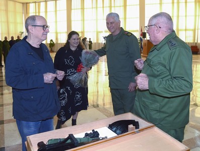 Silvio recibe el AKM que pidió: como él, millones de cubanos no le fallarán a la Patria