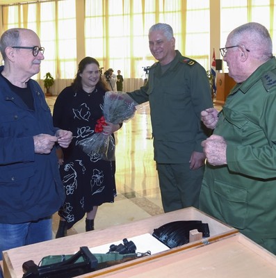 Silvio recibe el AKM que pidió: como él, millones de cubanos no le fallarán a la Patria