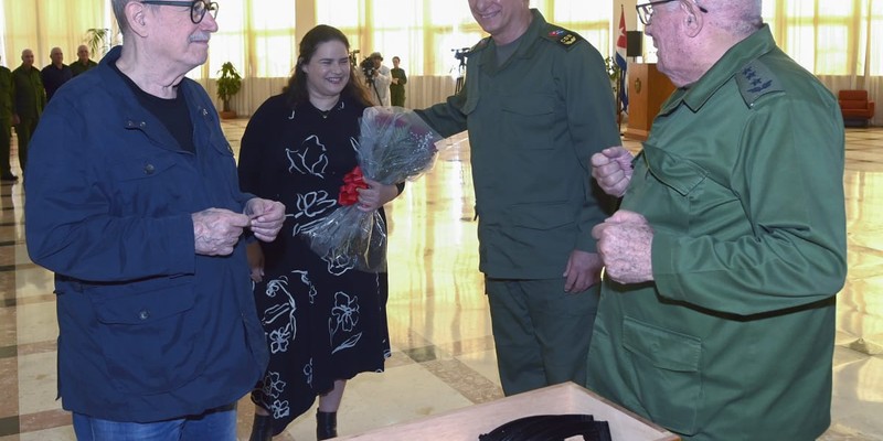 Silvio recibe el AKM que pidió: como él, millones de cubanos no le fallarán a la Patria