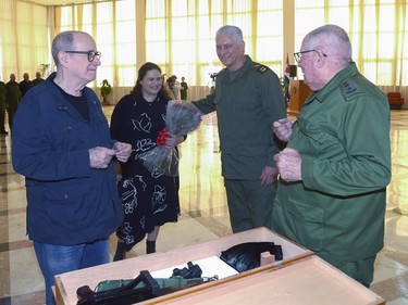 Silvio recibe el AKM que pidió: como él, millones de cubanos no le fallarán a la Patria 10