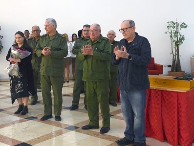 Silvio recibe el AKM que pidió: como él, millones de cubanos no le fallarán a la Patria