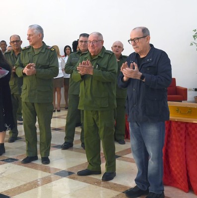 Silvio recibe el AKM que pidió: como él, millones de cubanos no le fallarán a la Patria