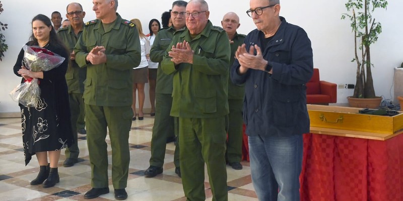 Silvio recibe el AKM que pidió: como él, millones de cubanos no le fallarán a la Patria