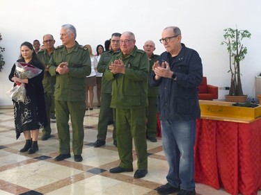 Silvio recibe el AKM que pidió: como él, millones de cubanos no le fallarán a la Patria 11