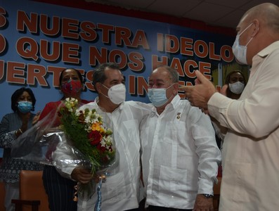 Rinde tributo Díaz-Canel a los fundadores de la Patria