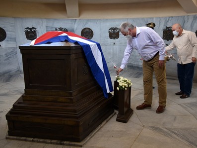 Rinde tributo Díaz-Canel a los fundadores de la Patria