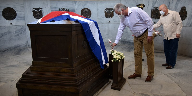 Rinde tributo Díaz-Canel a los fundadores de la Patria