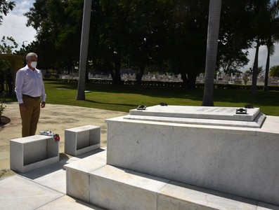 Rinde tributo Díaz-Canel a los fundadores de la Patria
