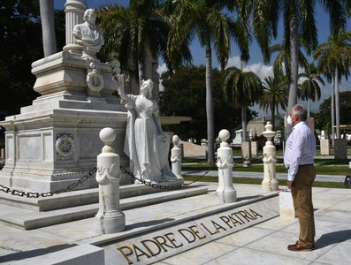 Rinde tributo Díaz-Canel a los fundadores de la Patria