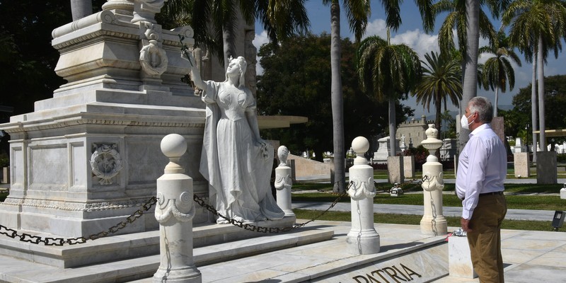 Rinde tributo Díaz-Canel a los fundadores de la Patria