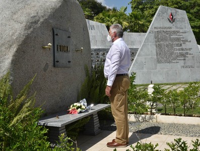 Rinde tributo Díaz-Canel a los fundadores de la Patria