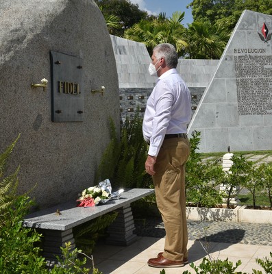 Rinde tributo Díaz-Canel a los fundadores de la Patria