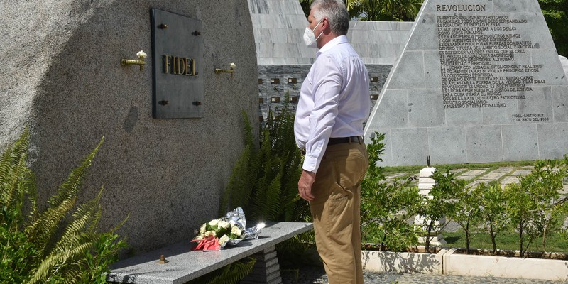 Rinde tributo Díaz-Canel a los fundadores de la Patria