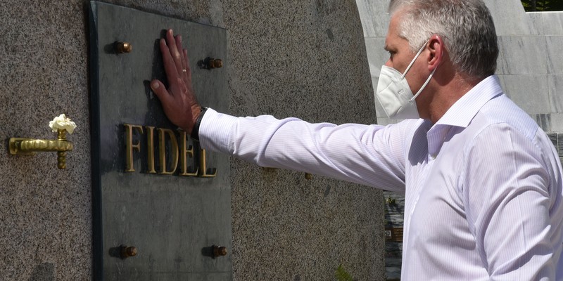 Rinde tributo Díaz-Canel a los fundadores de la Patria
