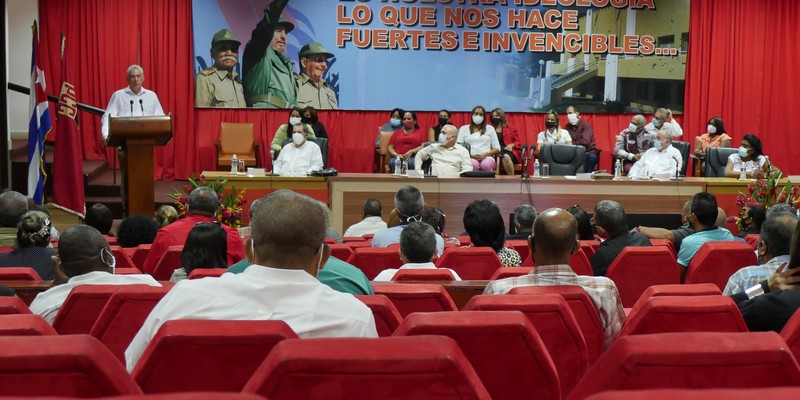 Rinde tributo Díaz-Canel a los fundadores de la Patria