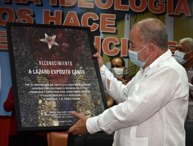 Rinde tributo Díaz-Canel a los fundadores de la Patria