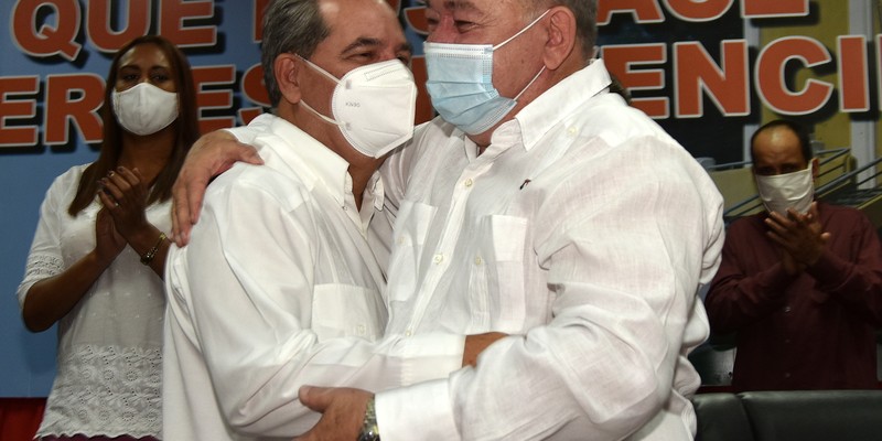Rinde tributo Díaz-Canel a los fundadores de la Patria