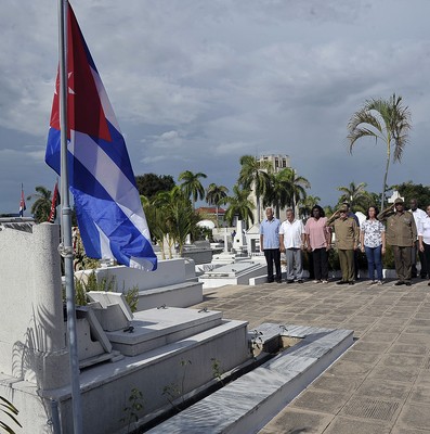 Tributo a los héroes y mártires de la Revolución cubana en el Cementerio de Santa Ifigenia