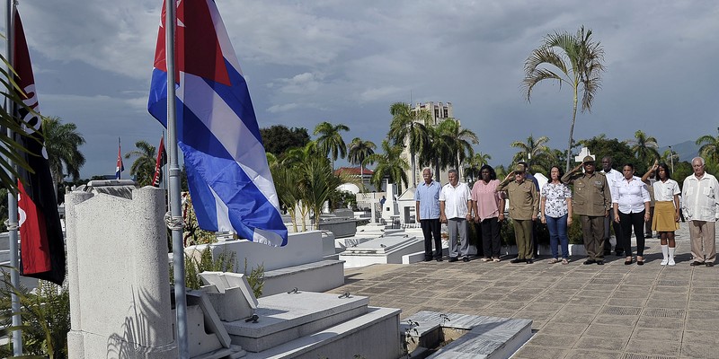 Tributo a los héroes y mártires de la Revolución cubana en el Cementerio de Santa Ifigenia