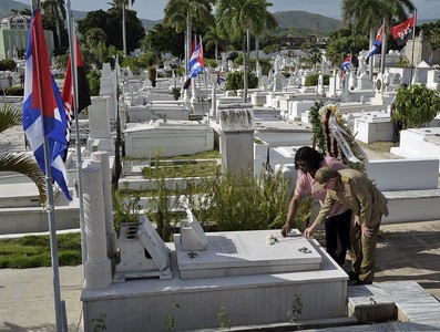 Tributo a los héroes y mártires de la Revolución cubana en el Cementerio de Santa Ifigenia