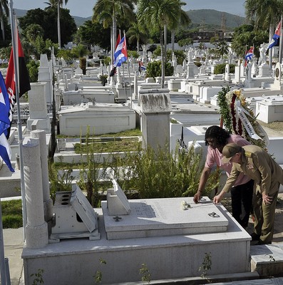 Tributo a los héroes y mártires de la Revolución cubana en el Cementerio de Santa Ifigenia