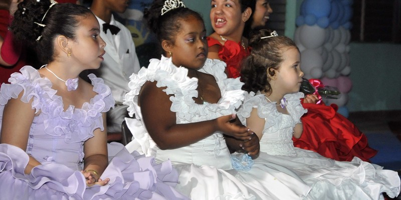 Asisten Raúl y Díaz-Canel a fiesta de quince en la escuela especial “Solidaridad con Panamá”