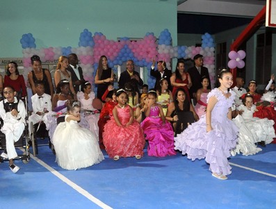 Asisten Raúl y Díaz-Canel a fiesta de quince en la escuela especial “Solidaridad con Panamá”