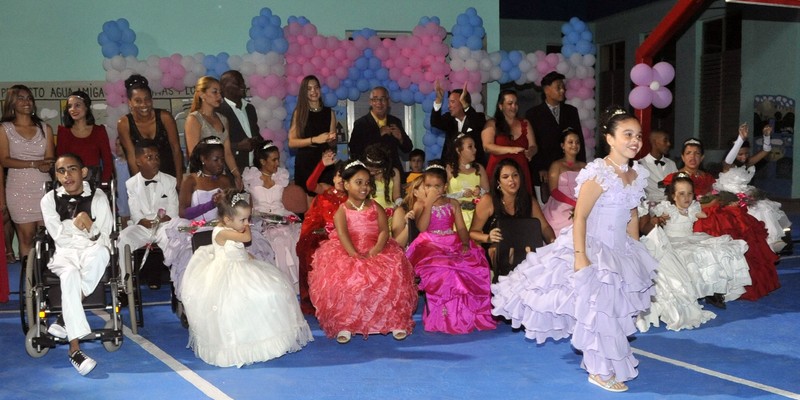 Asisten Raúl y Díaz-Canel a fiesta de quince en la escuela especial “Solidaridad con Panamá”