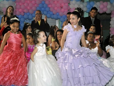 Asisten Raúl y Díaz-Canel a fiesta de quince en la escuela especial “Solidaridad con Panamá”