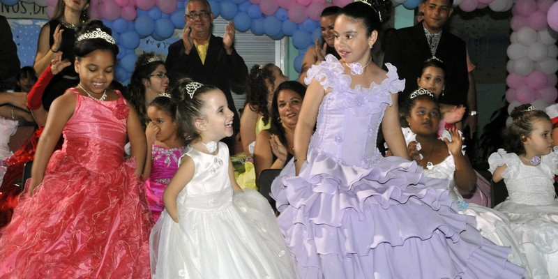 Asisten Raúl y Díaz-Canel a fiesta de quince en la escuela especial “Solidaridad con Panamá”
