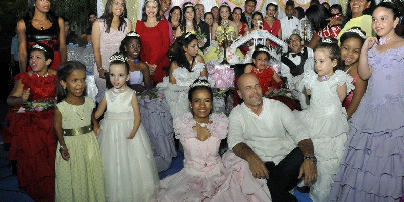 Asisten Raúl y Díaz-Canel a fiesta de quince en la escuela especial “Solidaridad con Panamá”