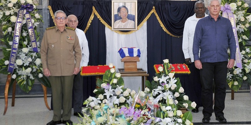 Encabezaron Raúl y Díaz-Canel las honras fúnebres a la destacada revolucionaria y pedagoga Asela de los Santos Tamayo