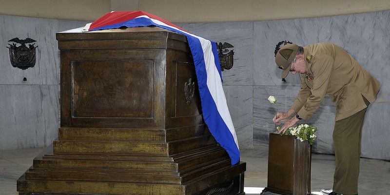 Tributo a los héroes y mártires de la Revolución cubana en el Cementerio de Santa Ifigenia
