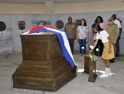 Tributo a los héroes y mártires de la Revolución cubana en el Cementerio de Santa Ifigenia