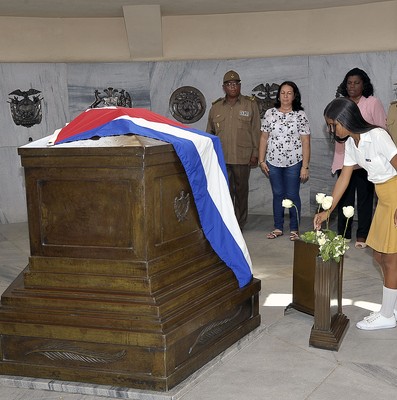 Tributo a los héroes y mártires de la Revolución cubana en el Cementerio de Santa Ifigenia