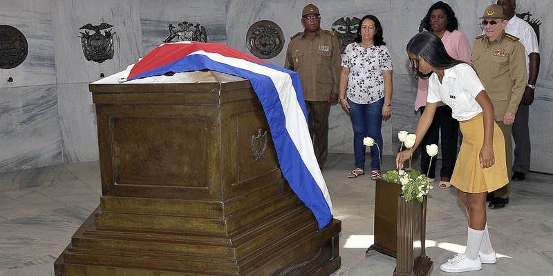 Tributo a los héroes y mártires de la Revolución cubana en el Cementerio de Santa Ifigenia