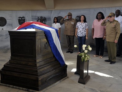 Tributo a los héroes y mártires de la Revolución cubana en el Cementerio de Santa Ifigenia