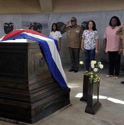 Tributo a los héroes y mártires de la Revolución cubana en el Cementerio de Santa Ifigenia