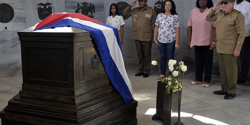 Tributo a los héroes y mártires de la Revolución cubana en el Cementerio de Santa Ifigenia