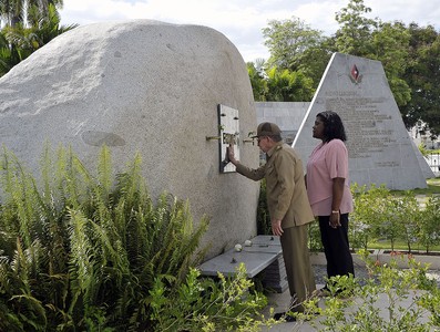 Tributo a los héroes y mártires de la Revolución cubana en el Cementerio de Santa Ifigenia