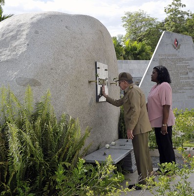 Tributo a los héroes y mártires de la Revolución cubana en el Cementerio de Santa Ifigenia
