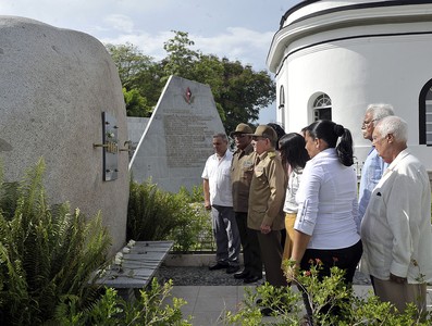 Tributo a los héroes y mártires de la Revolución cubana en el Cementerio de Santa Ifigenia
