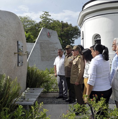 Tributo a los héroes y mártires de la Revolución cubana en el Cementerio de Santa Ifigenia