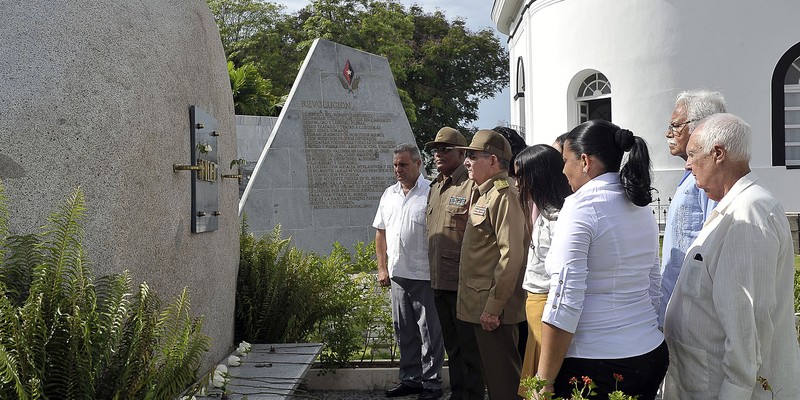 Tributo a los héroes y mártires de la Revolución cubana en el Cementerio de Santa Ifigenia