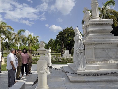 Tributo a los héroes y mártires de la Revolución cubana en el Cementerio de Santa Ifigenia