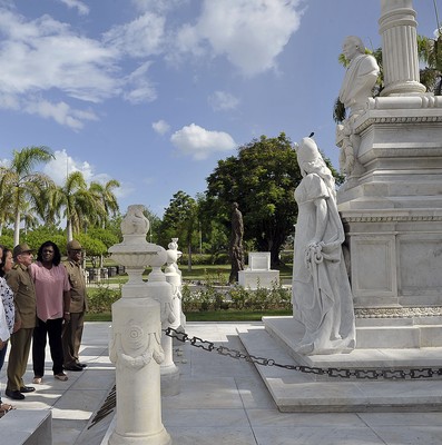 Tributo a los héroes y mártires de la Revolución cubana en el Cementerio de Santa Ifigenia