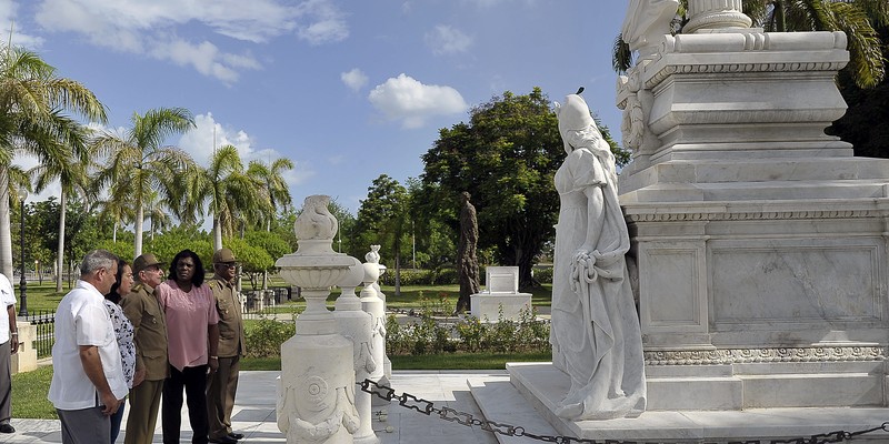 Tributo a los héroes y mártires de la Revolución cubana en el Cementerio de Santa Ifigenia