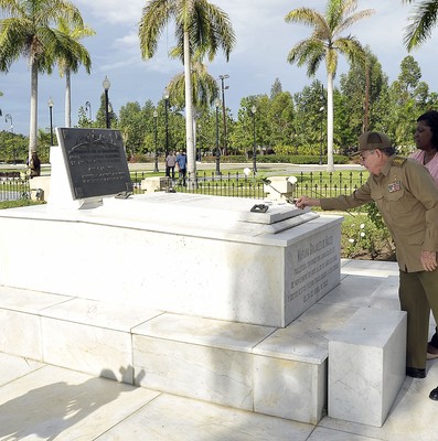 Tributo a los héroes y mártires de la Revolución cubana en el Cementerio de Santa Ifigenia