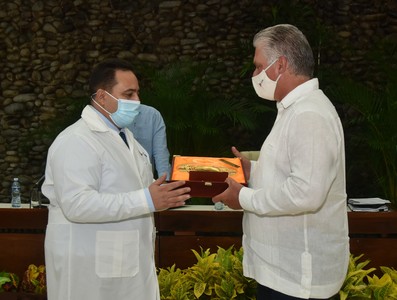 Encuentro del Presidente de la República de Cuba con los miembros de la 